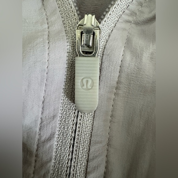 Lululemon Sights Seen Sweat Wicking Jacket in Iced Lilac No Bulk Lightweight - Picture 9 of 11